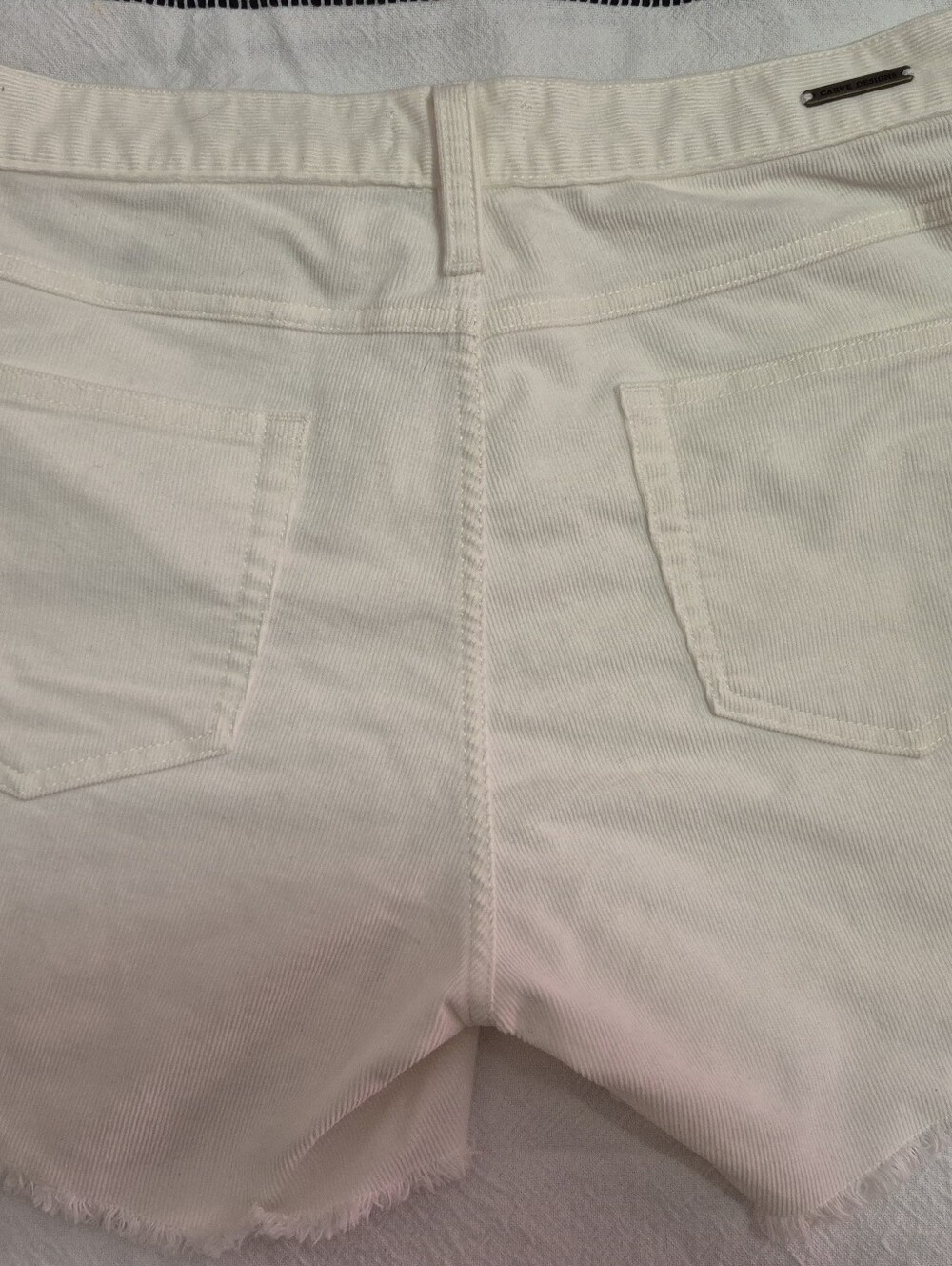 Carve Designs Women's Cream Frayed Hem Denim Shorts Size 8 - Picture 3 of 4